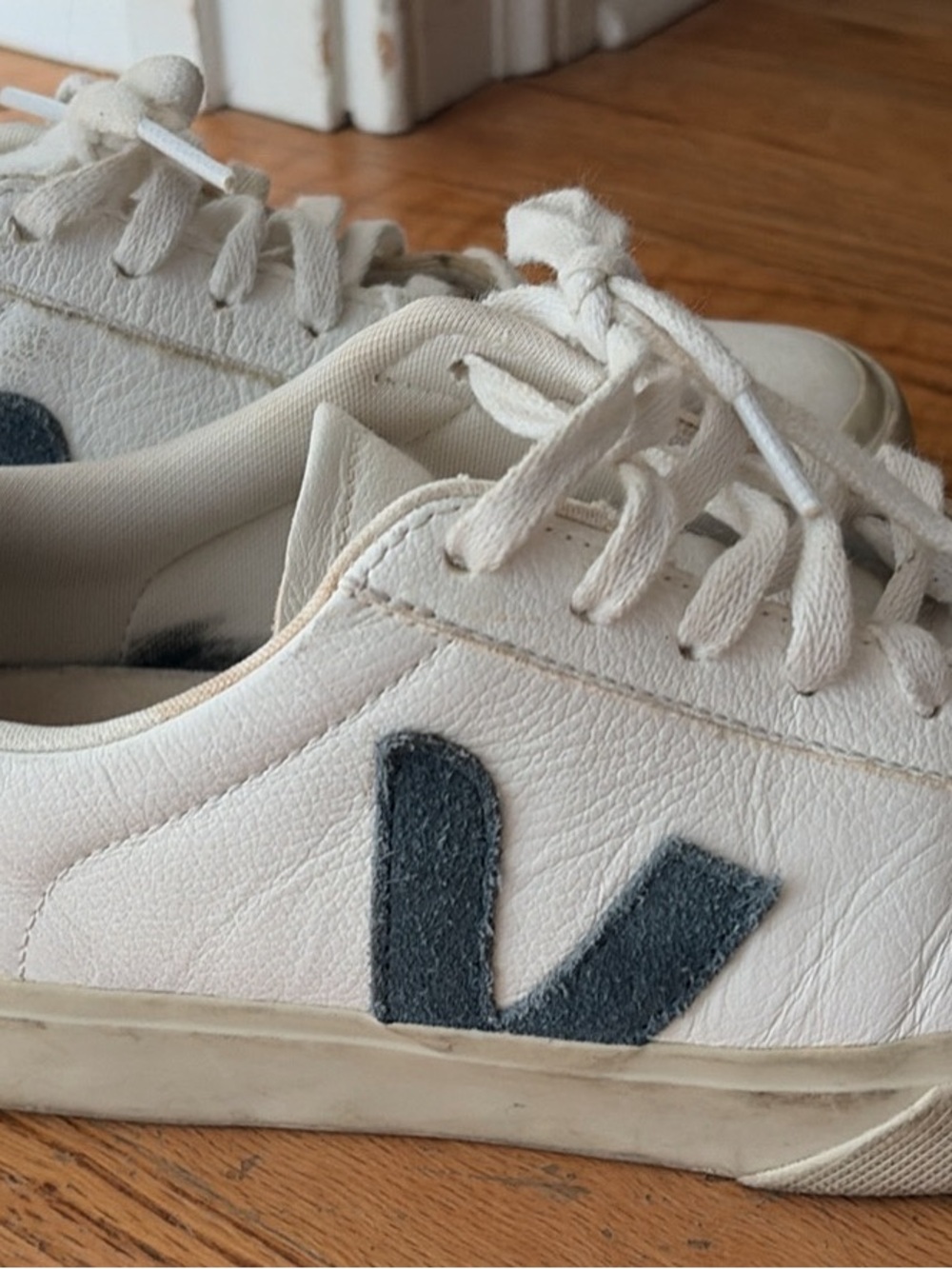 Veja Women's White Leather Sneakers Like New size 7.5